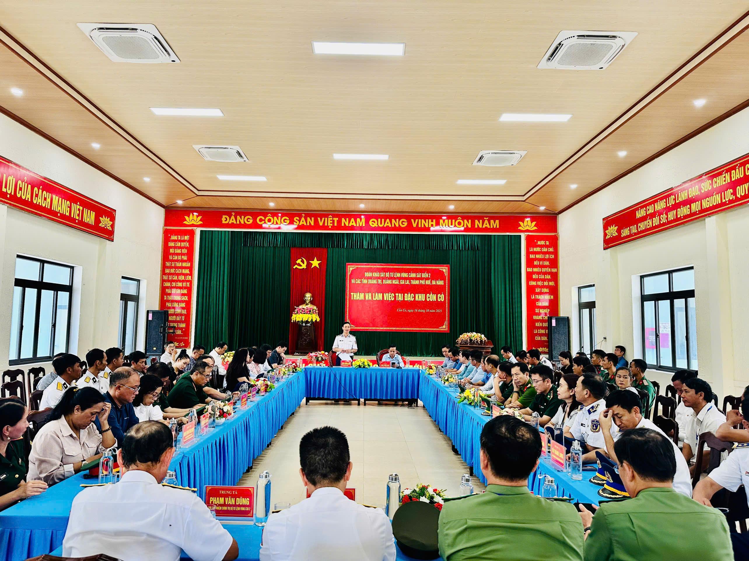 Đoàn công tác Bộ Tư lệnh Vùng Cảnh sát biển 2 thăm và làm việc tại đặc khu Cồn Cỏ